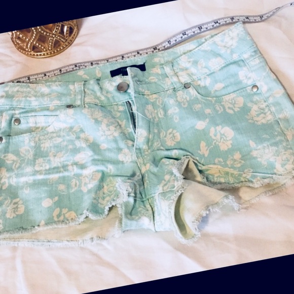 Forever 21 Pants - Forever 21 Hawaiian print shorts